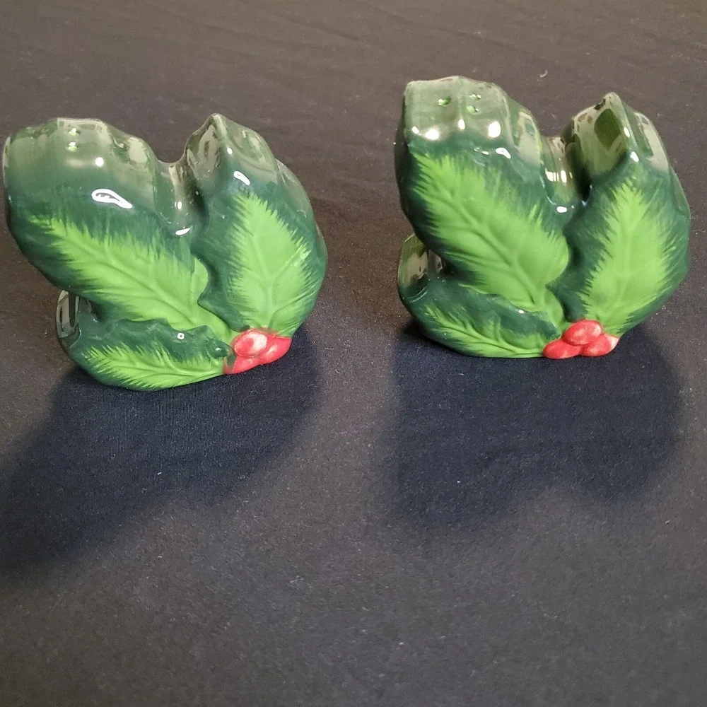 Christmas Holiday Holly Leaf Green Ceramic Salt and Pepper Shakers 3